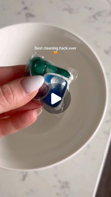 Cleaning The Shower Hacks, How To Clean Your Sofa, How To Clean Stains On Couch, Tide Pod Cleaning Hacks, Diy Descaler Solution, Deep Cleaning Hacks Tips And Tricks, Cleaning Sofa Hacks, Washing Walls Cleaning Tips, Clean Sofa With Pot Lid