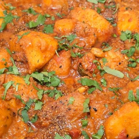 Bombay Aloo - Burmawala Kitchen Bombay Aloo Recipe, Bombay Aloo, Bombay Potatoes, Golden Potatoes, Indian Side Dishes, Aloo Recipes, Fenugreek Leaves, Nigella Seeds, Indian Food Recipes Vegetarian