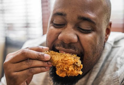 Black People Fried Chicken, Best Fried Chicken Recipe, Eating Cereal, Man Eating, Weight Gain Meals, Fried Chicken Recipe, Eating Fast, Eating Ice Cream, Family Eating