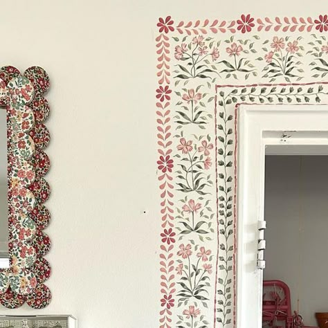 Wall Decoration Inspiration, Painting Ideas On Walls, Mother Painting Ideas, Painting Bedroom Wall Ideas, Flowers Painted On Wall, Things To Paint On Your Wall, Painting Wall Ideas, Cute Mirror Painting Ideas, Painting On Mirror