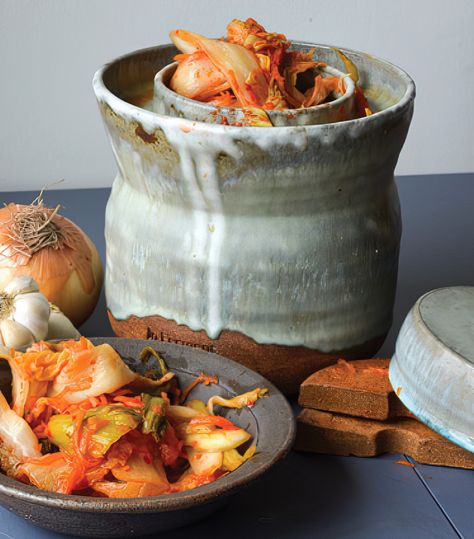 Fermentation Crock Recipes, Daikon Kimchi Recipe, Fermenting Crock Pots, Crock Meals, Food Basics, Korean Recipe, Vegan Kimchi, Fermented Kimchi, Fermenting Jars