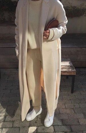 Winter Vacation Outfits, Winter Mode Outfits, Outfits Cold, Long Coats, Cold Weather Fashion, Closet Essentials, Winter Vacation, White Coat, Mode Inspo