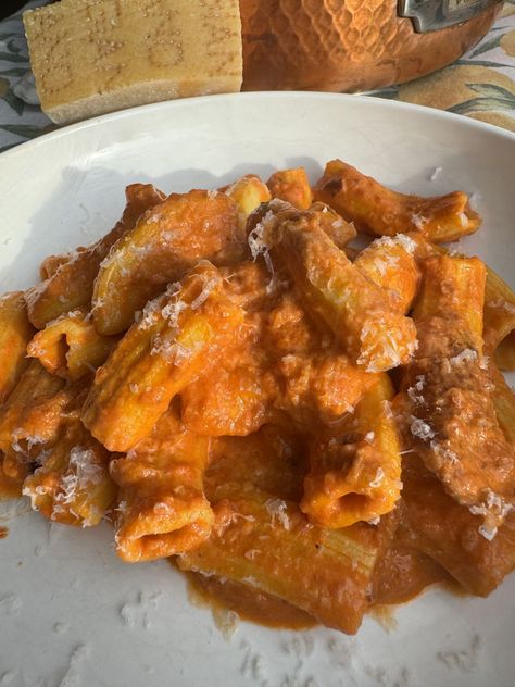 Vodka Sauce Ala Vodka Sauce, Pasta Meals, Creamed Onions, Italian Favorites, No Meat, Italian Restaurants, Vodka Sauce, American Dishes, Yummy Comfort Food