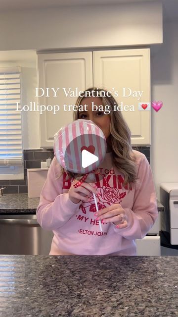 Lauren on Instagram: "DIY Valentine’s Day lollipop treat bag! ❤️Comment “hearts” and I’ll send the links to everything I used! ! I had so much fun making all the Candy things for Christmas so I wanted to continue with it for Valentine’s Day lol💌This would also be fun to do with your kids. My kids thought it was so cool and it’s fun because they get to open it and be surprised at what’s in there! #valentines #valentinesdaygift #valentinesdayideas #valentinesday" Lollipop Valentines For Kids, Things For Christmas, Lollipop Favors, Blow Pops, Diy Valentine, Valentines Day Treats, Rice Krispie Treats, Instagram Diy, Valentine Treats