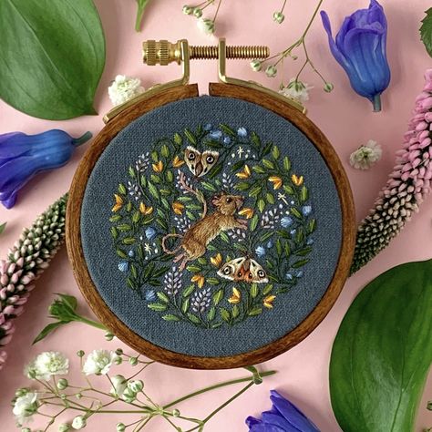 Embroider Ideas, Basic Hand Embroidery Stitches, Contemporary Embroidery, Modern Crafts, Hand Embroidery Projects, Thread Painting, Hand Embroidery Art, Hand Embroidery Stitches, Beautiful Embroidery