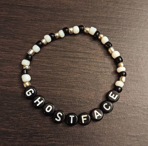 GHOSTFACE | Woodsboro | Scream Beaded Bracelet Clay Bead Bracelet Ideas Scream, Cute Aesthetic Beaded Bracelets, Ghost Face Bracelet, Ghostface Accessories, Scream Bracelet Ideas, Ghostface Bracelet, Worded Bracelets, Scream Jewelry, Scream Bracelet