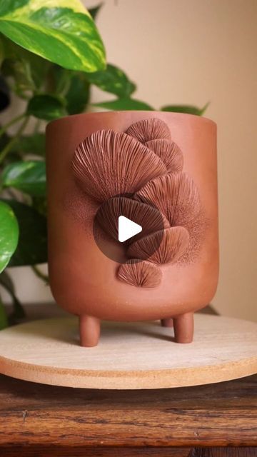 Clay Planters Ideas, Texture Pottery Ideas, Pottery Planters Handmade, Pinch Pot Ideas Mushroom, Slab Vase Ceramics, Hand Built Plant Pot, Clay Mushrooms Sculpture, Nature Pinch Pots, Mushroom Planter