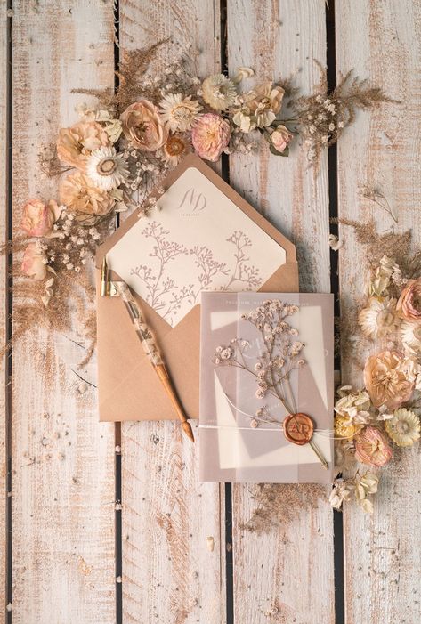 Undangan Wedding, Wedding Invitation Ideas, Wedding Invitations Uk, Wedding Concept, Handmade Envelopes, Country Decor Rustic, Wedding Tables, Invitation Ideas, Rustic Invitations