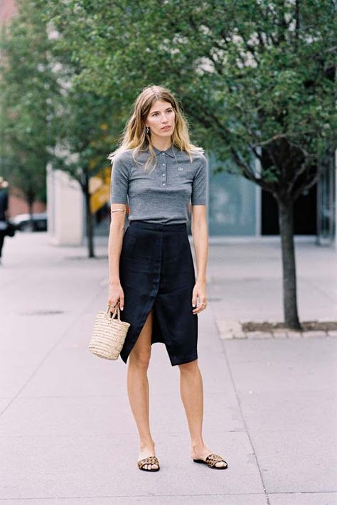 Veronika Heilbrunner, Polo Shirt Outfits, Polo Outfit, Leopard Sandals, 2018 Fashion, Outfit Trends, Straw Tote, Black Midi, Street Outfit