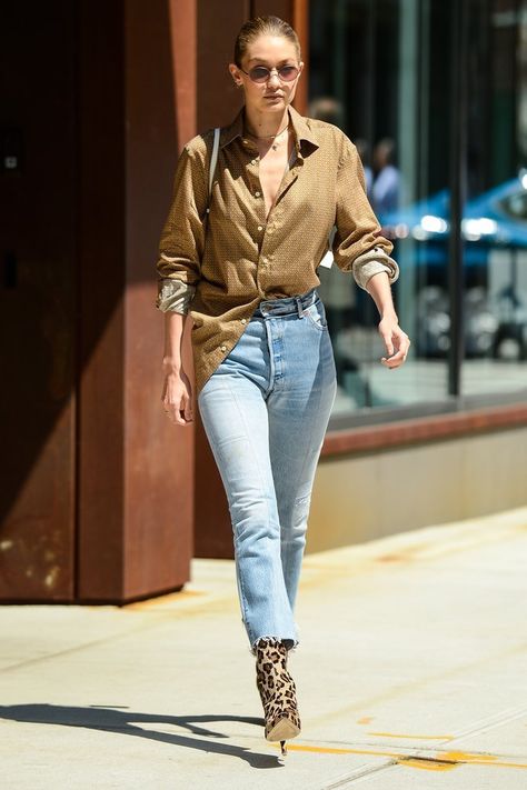 Gigi loves to do the half-tuck with her shirt, which makes the outfit feel casual and cool. Gigi Hadid Street Style, Gigi Hadid Looks, Gigi Hadid Outfits, Style Analysis, Gigi Hadid Style, Clothes Hacks, Easy Outfits, Shiny Pants, Stylish Summer Outfits