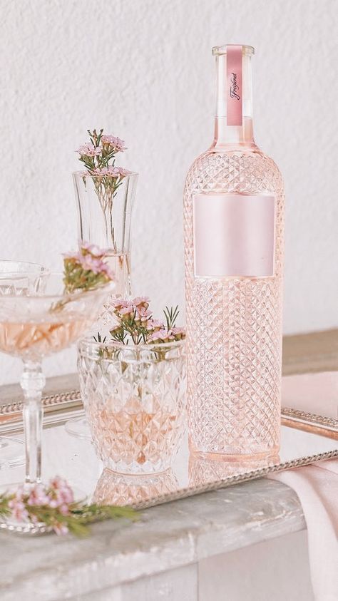 Rose Drink, Raindrops And Roses, Rosé Wine, Shochu, Wine Photography, Fancy Drinks, Pink Wine, Pretty Drinks, Pinot Grigio