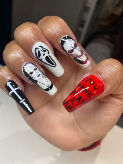 The nun, ghost face and saw. Spooky nails The Nun Halloween Nails, Horror Film Nails, Halloween Movie Nails, Scary Movie Nails, Michael Myers Nails, Horror Nail Art, Gore Nails, Horror Movie Nails, Saw Nails