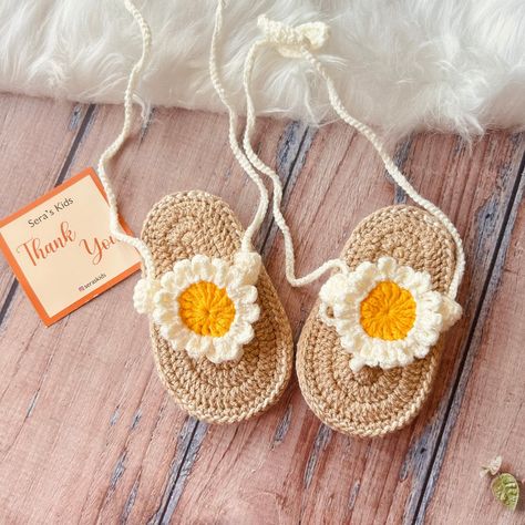 Baby Girl Beach Outfit, Daisy Outfit, Crochet Baby Sandals Pattern, Crochet Newborn Outfits, Crochet Beach Wear, Crochet Baby Sandals, Crochet White, Yarn Gifts, White Flip Flops