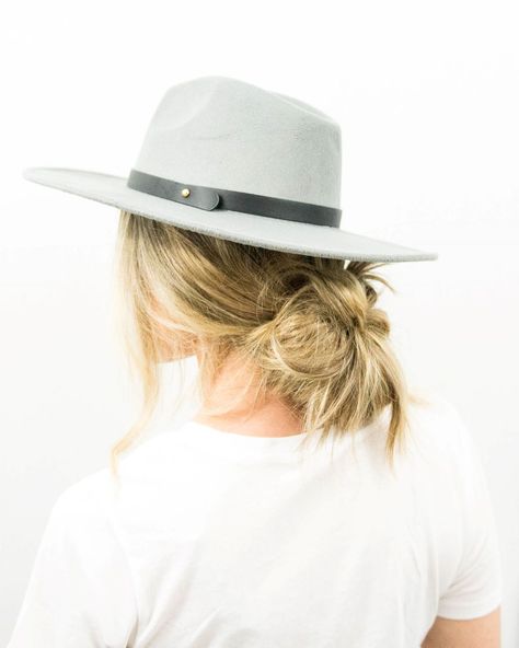 Hairstyles With Straw Hat, Low Bun With Cowboy Hat, Hairdos For Hats, Panama Hat Hairstyles, Hair With Sunhat, Hairstyles With Fedora Hats, Hairstyles For Hats Low Buns, Hairstyles With Sun Hat, Felt Hat Hairstyles