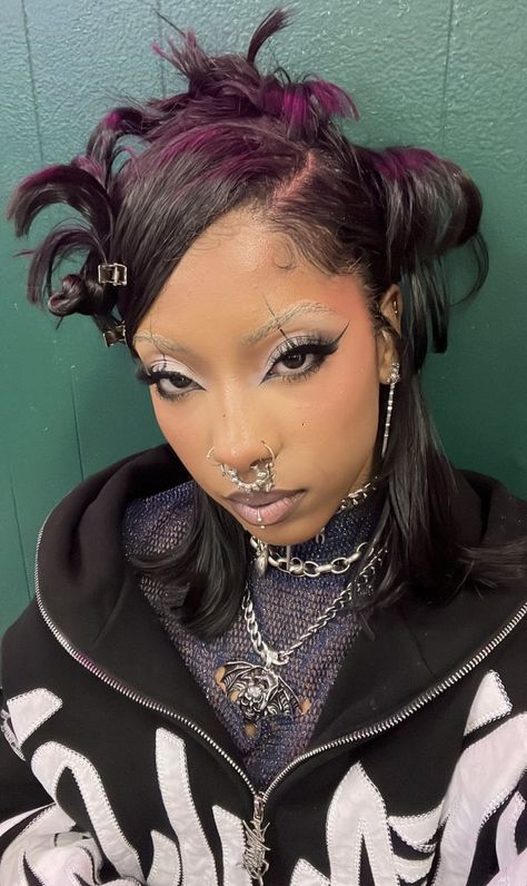 Emo Y2k Hairstyles, Aliyahcore Makeup, Emo Punk Hair, Y2k Black Women Hairstyles, Poc Goth Pfp, Alt Black Woman Hair, Goth Hairstyles Black Women, Short Hair Styles Alt, Afro Punk Makeup