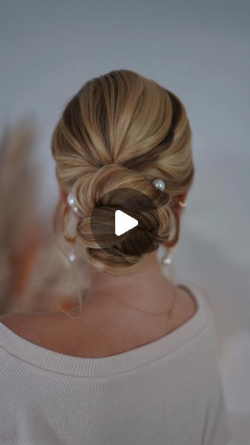 Julia Fratichelli Hair Education on Instagram: "Save this step by step tutorial of a bridal hair bun and check my page for more guides about bridal hairstyling!   In my highlights you’ll find so much information about hair products, tools and hair preparation before hairstyling! @juliafratichelli.haircoaching   #juliafratichelli #bridalhairstylist #hairstyle #bridalhair #hairbun #lowbun #hairstyling #stepbystephairstyle" Bridal Bun Front View, Sleek Low Bun Wedding Hair, Hairbuns Hairstyles, Bridal Hair Bun, Low Bun Tutorial, Low Bun Tutorials, Low Bun Wedding Hair, Wedding Hair Front, Hair Education