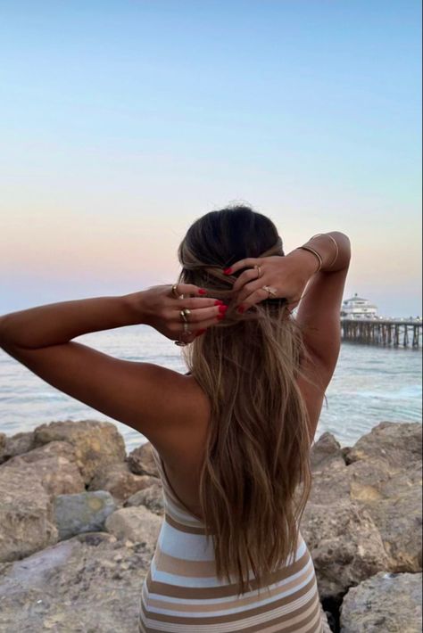 Azramian on ig #summervibes #summeraesthetic #summerstyle #rednails #naturalhairstyles #beachday #beachvibes #beachhair #beachlife #beachlover Brown Beach Hair, Beachy Hair Color, Summer Brown Hair, Beach Blonde Highlights, Summer Brunette, Brunette With Blonde Highlights, Light Brunette Hair, Brunette Aesthetic, Light Brunette