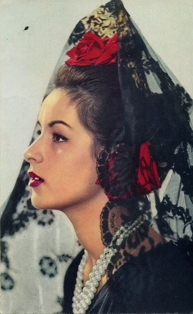 Traditional Black with red roses, mantilla and spanish peineta headpiece. Spanish Woman, Flamenco Dancing, Spanish Fashion, Flamenco Dancers, Argentine Tango, Old Fashion, Spanish Style, Vintage Beauty, Ganesha