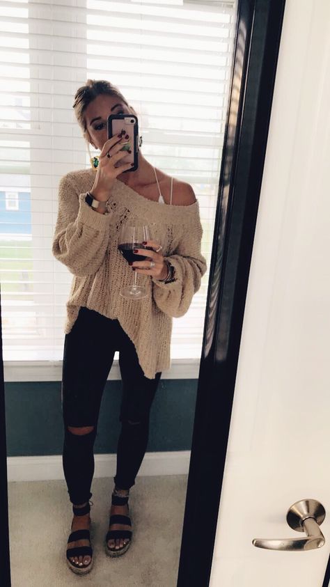 Cozy fall beachy outfit Free people Steve Madden Fall Break Beach Outfits, Simple Fall Date Night Outfit, Beach In April Outfits, Womens Cute Winter Outfits, Crab Feed Outfit, Cold Beach Weather Outfits, Fall Beach Outfits Women, Fall Free People Outfits, Fall Beachy Outfits