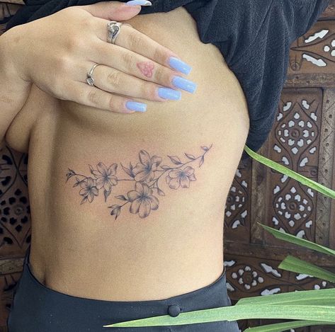 Ribcage Tattoo Ideas For Women, Female Ribcage Tattoo, Feminine Ribcage Tattoo, Ribcage Tattoos For Women Flower, Dainty Ribcage Tattoos, Ribcage Tattoos For Women Large, Side Tattoo Ideas Female, Big Rib Tattoo, Flower Tattoo Ideas Female