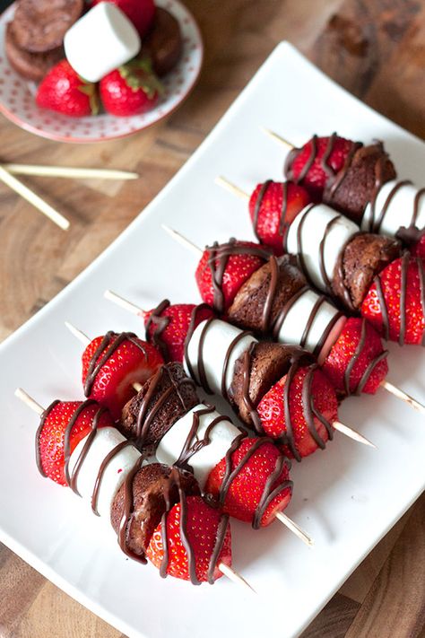 Strawberry Brownie Kabobs Brownie Kabobs, Strawberry Brownie, Strawberry Brownies, Funny Food, Snacks Für Party, Sweet 15, Kebabs, Covered Strawberries, Chocolate Covered Strawberries