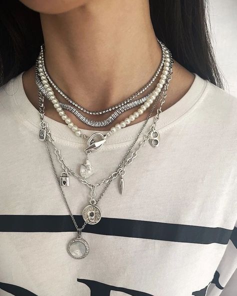 ✨️Explore our stunning necklace collection featuring multi-layered chains with statement pearls, and modern shell pendants – the epitome of timeless elegance and contemporary style. Layered Silver Necklaces Grunge, Pearl Necklace Styling, Pearl Necklace Layering, Layering Chains, Dope Jewelry Accessories, Necklaces Pearl, Pearl Statement Necklace, Silver Necklace Set, Layered Necklaces Silver