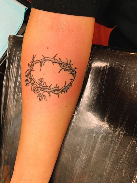 Barbed Wire Heart Tattoo Ideas #tattoo #tattooideas Crown Of Flowers Tattoo, Heart Of Thorns Tattoo, Cross With Crown Of Thorns Tattoo, Crown Of Thorns Tattoo Women, Rose Crown Tattoo, Rose And Butterfly Tattoos, Rose With Thorns Tattoo, Thorn Crown Tattoo, Rose Thorn Tattoo