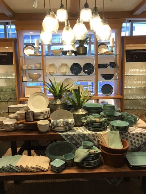 Pottery Barn Visual Merchandising – Stephanie Phillips Visual Merchandising & Styling Portfolio Crockery Display Ideas, Home Visual Merchandising, Visual Merchandising Home Decor, Visual Merchandising Displays Home Decor, Homeware Display, Visual Merchandising Ideas, Crockery Display, Tableware Display, Styling Portfolio