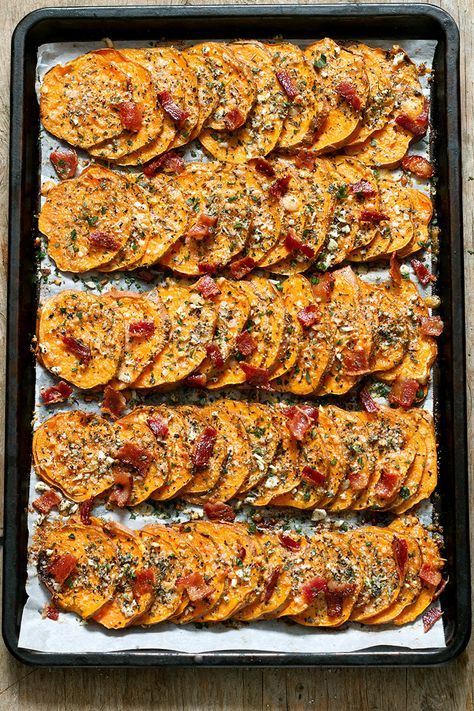 Garlic Parmesan Roasted Sweet Potatoes recipe Christmas Dinner Side Dishes, Side Dish Ideas, Sweet Potato Recipes Roasted, Best Thanksgiving Side Dishes, Dish Ideas, Diner Recept, Sweet Peppers, Thanksgiving Recipes Side Dishes, Side Dishes Recipes