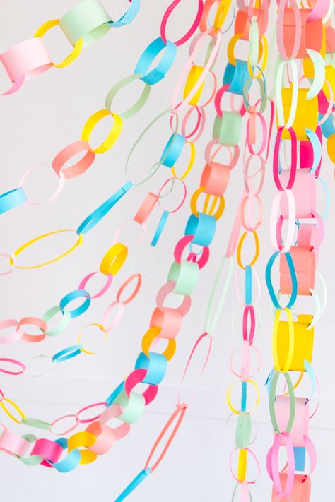 Rainbow Paper Chain Garland |Oh Happy Day! Homemade Birthday Decorations, Paper Chain Garland, Homemade Party Decorations, Paper Party Decorations, Paper Chain, Party Girlande, Birthday Garland, Birthday Party Decorations Diy, Homemade Birthday