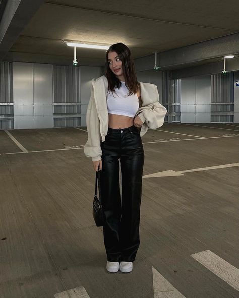 Clothing inspos ✨ on Instagram: “1 or 2? credit: @chrissipatakas” Leather Pants Outfit, Black Leather Pants, Looks Street Style, Parking Garage, Women's Casual Style, Photo Outfit, Looks Chic, Harajuku Fashion, Fashion Poses