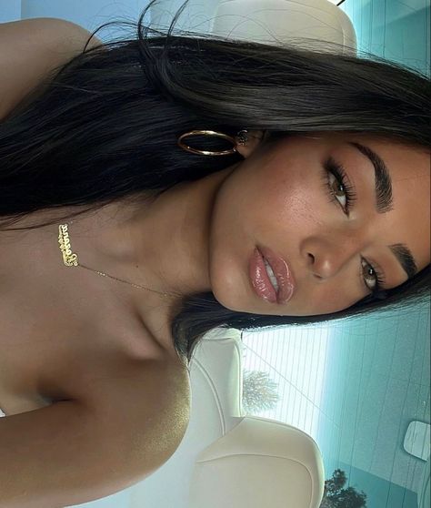 Clean Prom Makeup, First Date Outfit Summer, Facial Harmony, Gold Jewellery Necklace, Bombshell Makeup, Naturally Pretty, Sunkissed Makeup, Senior Picture Makeup, Makeup Bridesmaid