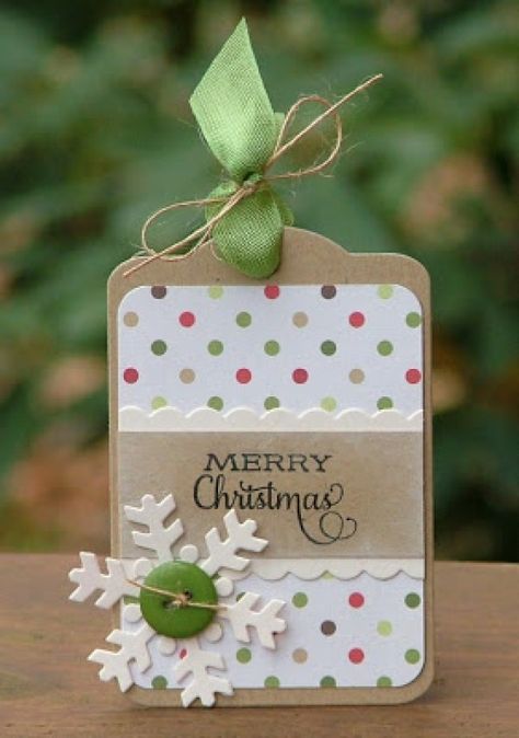 A handmade item during the Christmas season shows that you put a little extra thought and effort into that special gift.  Even if you don’t have time to make a handmade gift, try making a han… Christmas Gift Tags Handmade, An Nou Fericit, Xmas Tags, Tags Diy, Gift Tags Diy, Holiday Tags, Handmade Gift Tags, Diy Tags, Handmade Tags