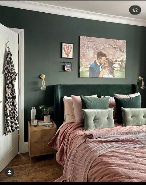 Pink Green Bedrooms, Mauve Bedroom, Dark Green Rooms, Green Bedroom Walls, Rose Bedroom, Green Bedroom Decor, Gold Bedroom, Green Bedroom, Green Room