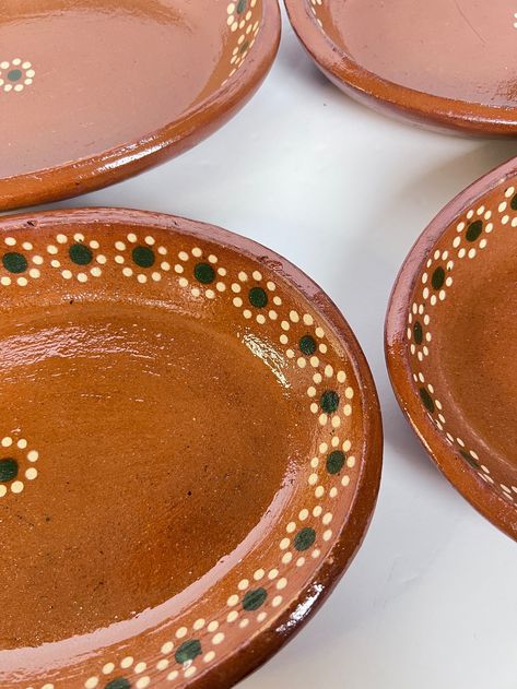 Traditional Mexican Pottery, Mexican Table Setting, Mexican Plates, Mexican Table, Clay Material, Red Plates, Food Making, Mexican Ceramics, Pottery Inspiration