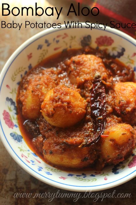 Pakistan Cuisine, Bombay Aloo, Indian Potato Recipes, Baby Potato Recipes, Bombay Potatoes, Best Roast Potatoes, Aloo Curry, Lunch Recipes Indian, Vegetarian Gravy