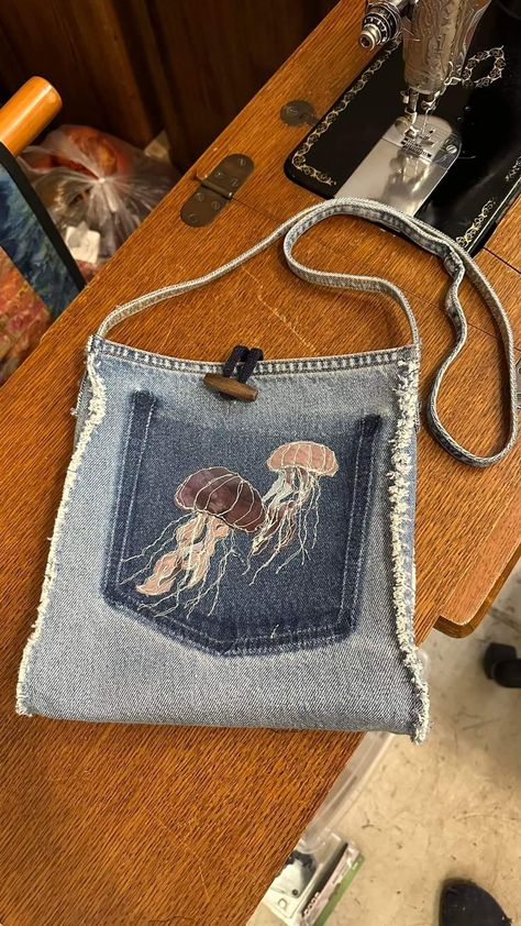 Denim Patchwork Bag Diy, Ideas Con Jeans Reciclados, Jean Bags Pattern Ideas, Uses For Old Jeans, Diy Denim Purse, Diy Sling Bag, Patchwork Bags Diy, Denim Patchwork Bag, Denim Bags From Jeans