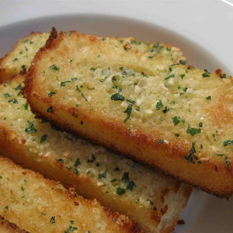 Grilled Garlic Bread Grilled Garlic Bread, Grilled Garlic, Toast Ideas, Garlic Toast, Homemade Garlic Bread, Lemon Chicken Soup, Garlic Bread Recipe, Quick And Easy Appetizers, Food Wishes