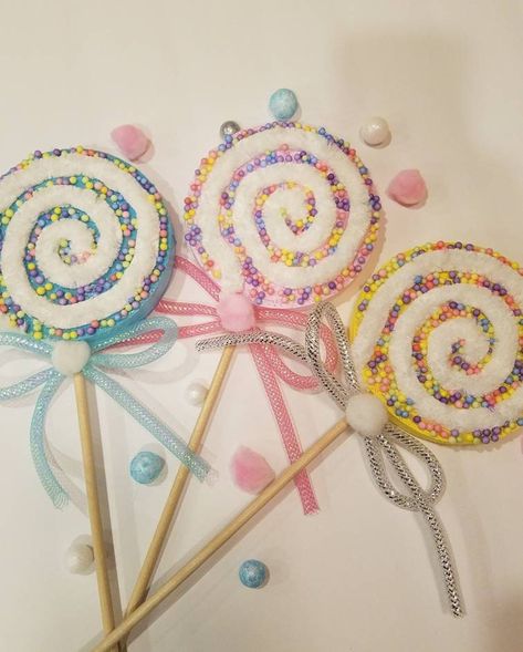 Candyland Christmas Decor, Candyland Lollipop, Candyland Decor, Fake Lollipop, Candy Props, Fake Cupcakes, Wreath Candy, Candyland Christmas, Candy Land Christmas Tree