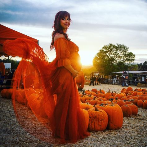 Pumpkins, maternity dress, fall colors, October Baby Halloween Maturity Shoot, Cute Fall Maternity Pictures, Pumpkin Maternity Photoshoot, October Maternity Pictures Couple, Thanksgiving Maternity Photoshoot, Fall Theme Maternity Shoot, Halloween Maternity Pictures, Maternity Photo Shoot Ideas Fall Theme, Pumpkin Patch Maternity Photos