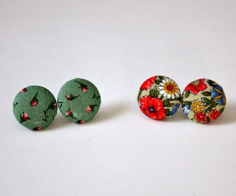 Diy Earrings Studs, Make Your Own Buttons, Trash To Couture, Diy Jewelry Earrings, Cheap Earrings, Diy Jewelry Unique, Fabric Earrings, Diy Buttons, Earrings Diy