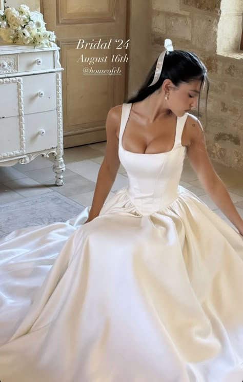 Cottage Wedding Dress Aesthetic, Wedding Dress Heart Neckline, Satin Wedding Dress Aesthetic, Round Neckline Wedding Dress, Wedding Dress Satin Ballgown, Wedding Dresses Corset Top Ball Gown, Wedding Dresses Simple Corset, Wedding Dress With Basque Waist, Wow Wedding Dress