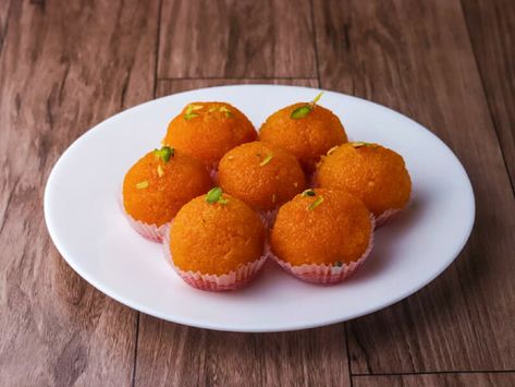 Motichoor Ladoo Recipe, Motichoor Ladoo, Boondi Ladoo, Kalakand Recipe, Ladoo Recipe, Making Ghee, Kulfi Recipe, Diwali Sweets, Gram Flour