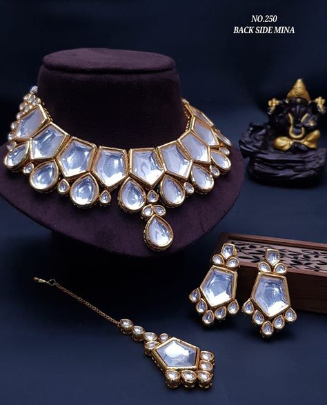 Simple Necklace Designs, Kundan Choker Necklace, Jewelry Kundan, Kundan Jewellery Set, Indian Jewelry Earrings, Shoulder Necklace, Kundan Jewelry, Kundan Choker, Jewelry Set Design