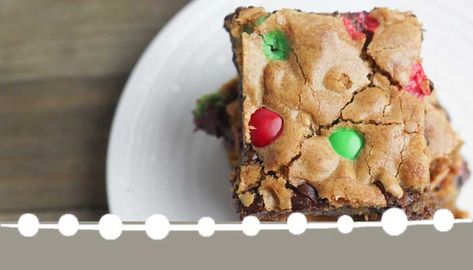 Gluten Free Blondies, Gluten Free Hot Chocolate, Gluten Free Cookie Bars, Gluten Free Christmas Desserts, Candy Cane Recipe, Christmas Cookie Bars, Gluten Free Gifts, Gluten Free Christmas Cookies, Gooey Chocolate Chip Cookies