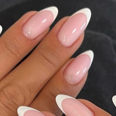 JENN’NAILS ONGLE GEL | NICE 📍 on Instagram: "Nails French 🫶🏼🌸 📲 Rendez-vous via 𝔹𝕠𝕠𝕜𝕤𝕪 #frenchnails#frenchnails💅#french#frenchnail#frenchnailstyle#frenchpink#almondnails#almondnailshape#almondnail#almondnails💅#ongles#ongle#onglerie#ongleengel#onglegel#naturalnails#nailnaturale#nails2inspire#nailsofinstagram" White Shiny French Tip Nails, 2023 Nails French, French Oval Nails Design, Simple Nails Oval, Franc Nails, Almond Nail French, Franche Nails, French Oval Nails, French Nails Simple