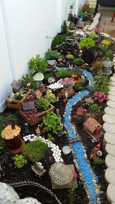 Kids Fairy Garden, Tanaman Sukulen, Village Garden, Taman Diy, Fairy Garden Pots, Fairy Garden Plants, نباتات منزلية, Fairy Village, Fairy Garden Crafts