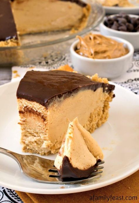 This no-bake Chocolate Peanut Butter Pie is a decadently delicious dessert that everyone loves! Butter Desserts, Chocolate Peanut Butter Pie, Berry Good, Brownie Desserts, Peanut Butter Desserts, Peanut Butter Filling, Peanut Butter Pie, Desserts Vegan, Oreo Dessert