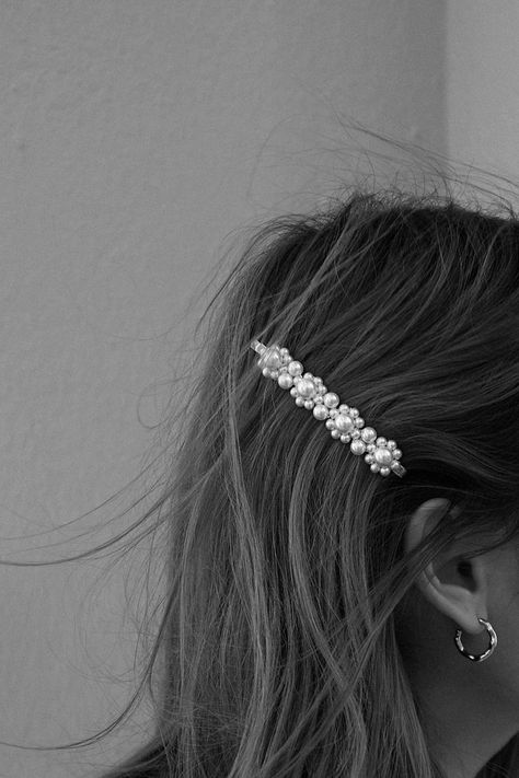 Hair Clips 90s, Bobby Pin Hairstyles, Hair Scarf Styles, Pearl Hair Clip, Carl Sagan, Pearl Hair, Summer 2019, Headband Hairstyles, Scarf Hairstyles