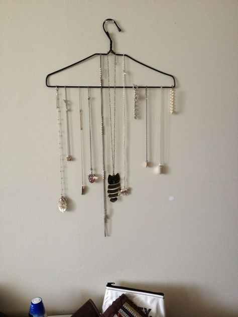 DIY jewelry holder. I just used a wire hanger! Diy Jelewry Holder, Easy Diy Jewelry Holder, Diy Jewellery Holders, Necklace Hanger Diy, Diy Jewelry Holder Wall, Diy Necklace Stand, Jewelry Holder Diy, Ways To Stay Organized, Diy Necklace Holder